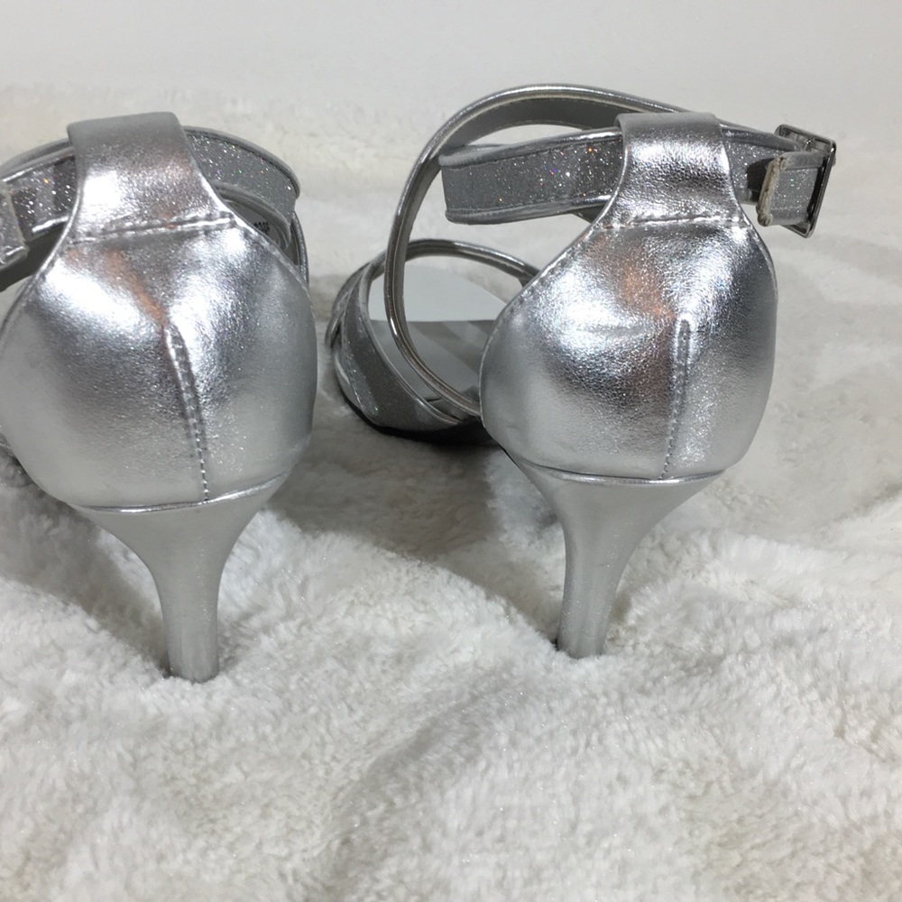 Dyeables Women's Amber Silver Sparkly Ankle Strap heels - Size 6B - Picture 5 of 7